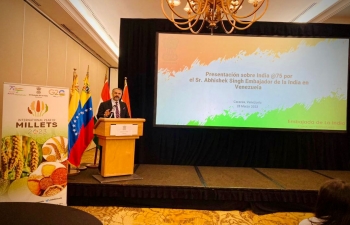 La Embajada organizo un evento comercial que conto con una participacion entusiasta. El Embajador Abhishek Singh en su presentacion abogo por mas exportaciones de India a Venezuela en productos farmaceuticos, agricolas y textiles.